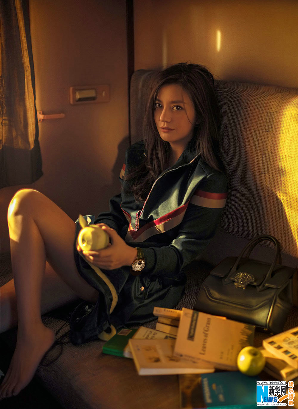 趙薇慵懶登封面 演繹“睡衣風”新潮流