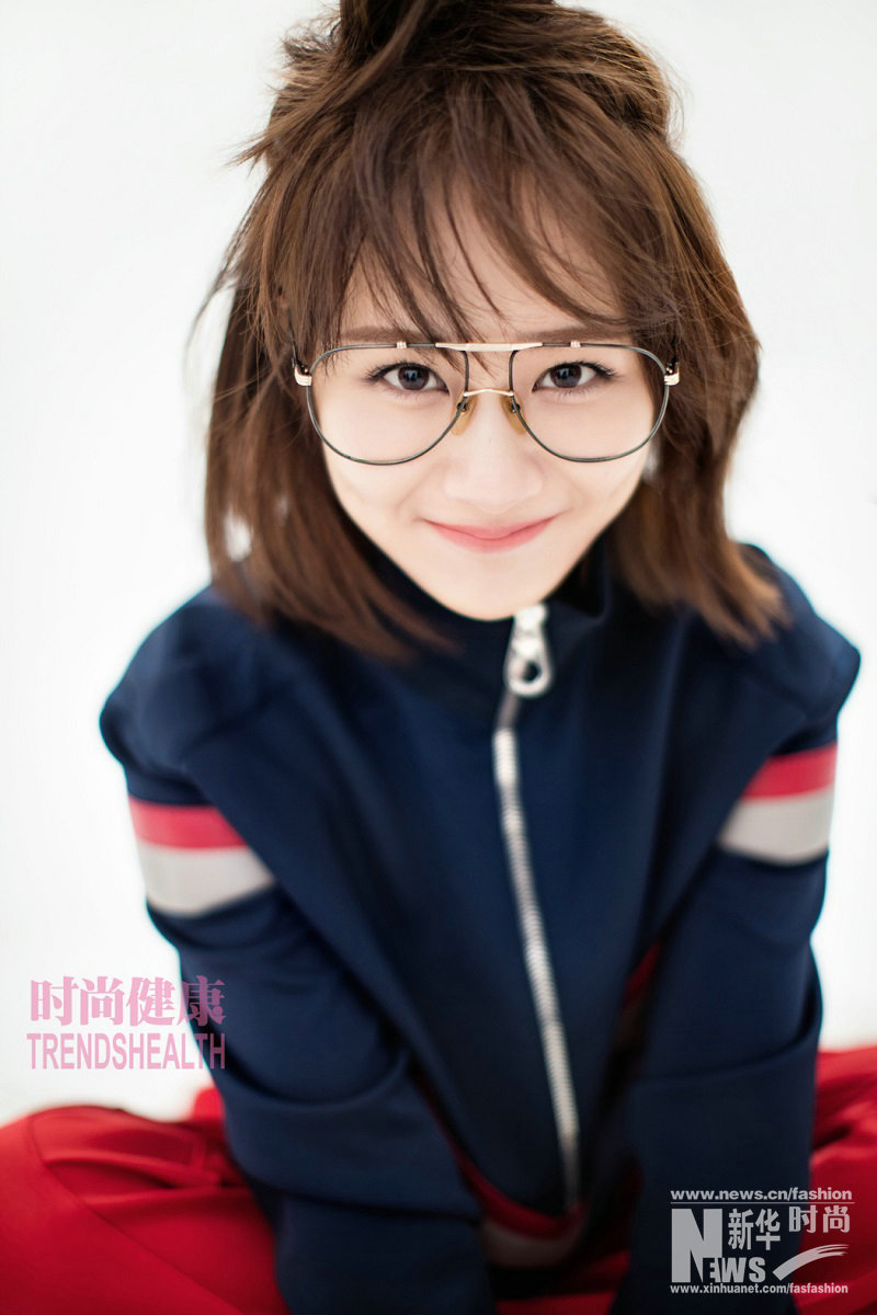 楊紫再登時(shí)尚封面 運(yùn)動(dòng)搭配活力滿滿