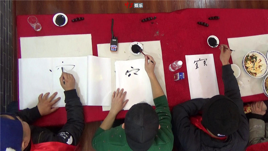 小岳岳為吃“天下第一面”文化潛力大爆發 默寫42畫超難biáng字