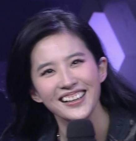 她是最美校花顏值力壓奶茶妹妹 因參加何炅的節目形象崩塌