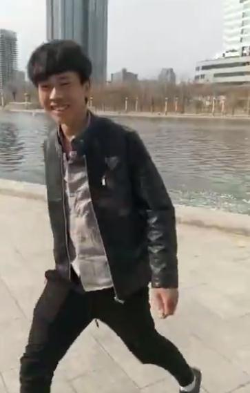 男子直播將共享單車扔入海河