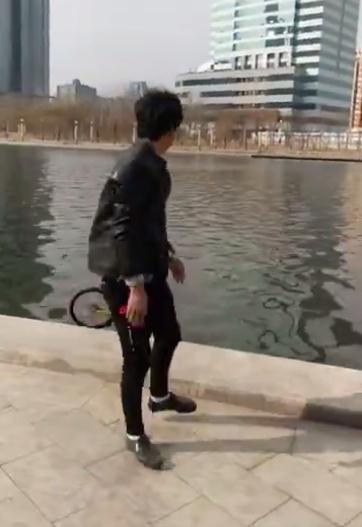 男子直播將共享單車扔入海河