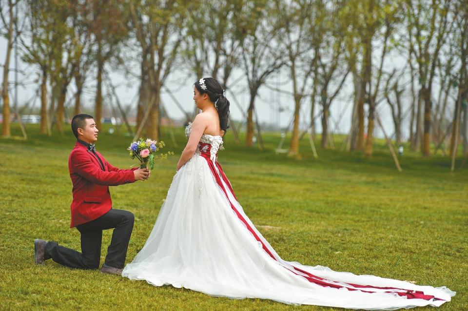 甜蜜浪漫！三對打工夫妻成都興隆湖邊補拍婚紗照（組圖）