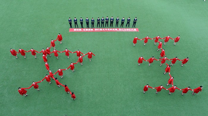 女生節準空姐操場擺巨型