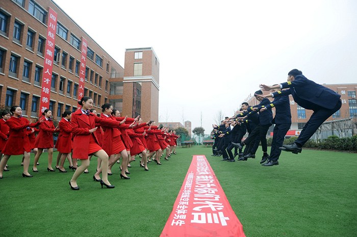 女生節(jié)準(zhǔn)空姐操場(chǎng)擺巨型