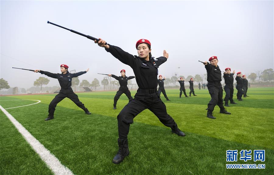巾幗不讓須眉的女子特警(組圖)