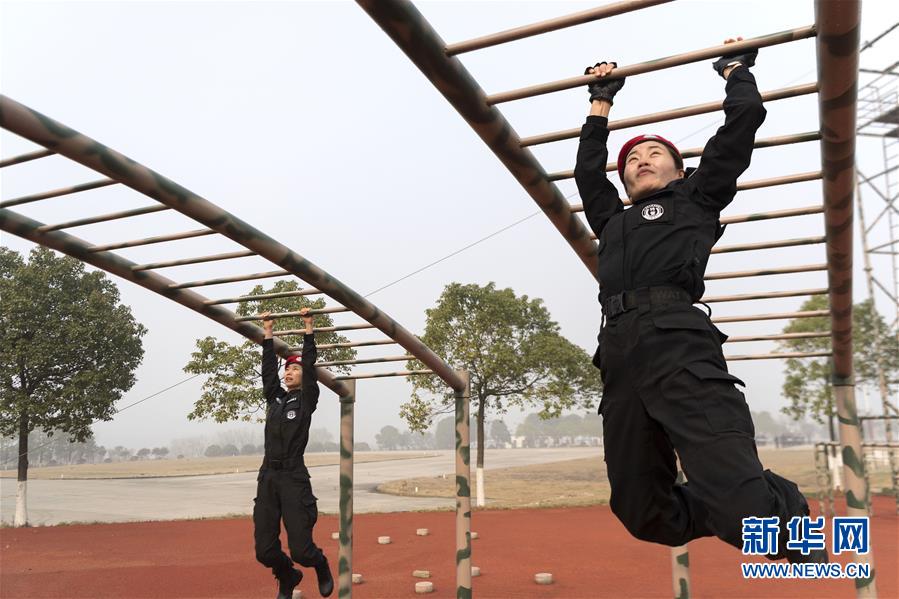 巾幗不讓須眉的女子特警(組圖)