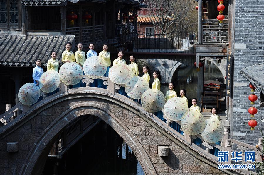 水鄉“服飾秀” 喜迎三八婦女節(組圖)