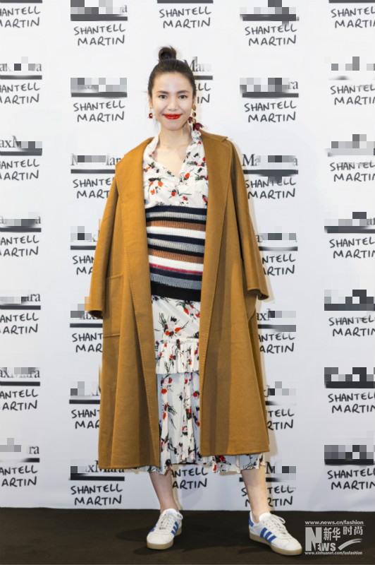 Linda大秀復古時尚 平底鞋印花裙墨鏡惹眼