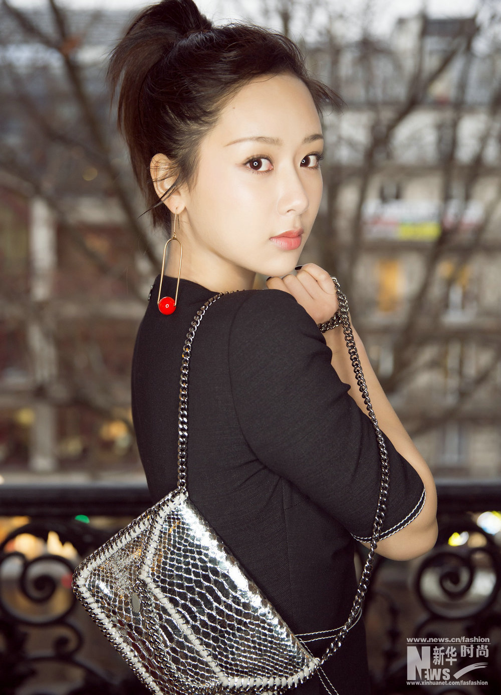 楊紫時(shí)裝周獻(xiàn)首秀 高馬尾櫻桃紅別針清新靈動(dòng)