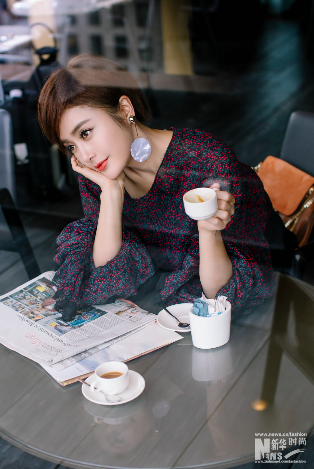 秦嵐街拍荷葉袖搭紅色綁帶高跟鞋 干練又小清新