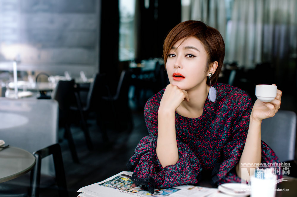 秦嵐街拍荷葉袖搭紅色綁帶高跟鞋 干練又小清新