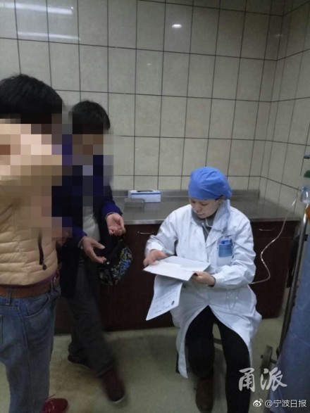 懷孕七月準(zhǔn)媽媽醫(yī)生邊吸氧邊給人看?。▓D）