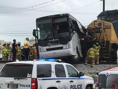 美國火車客車相撞 至少4人死亡現場混亂