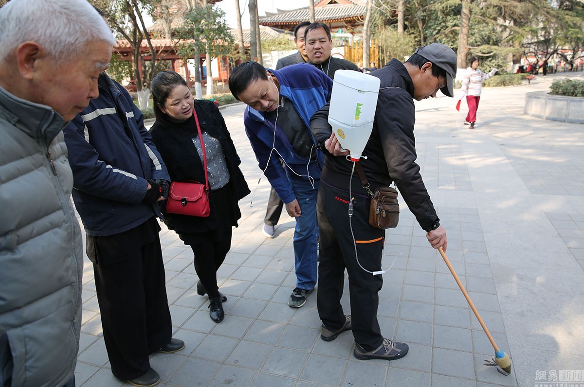 退休教師背水桶練毛筆字 自動下水寫地書