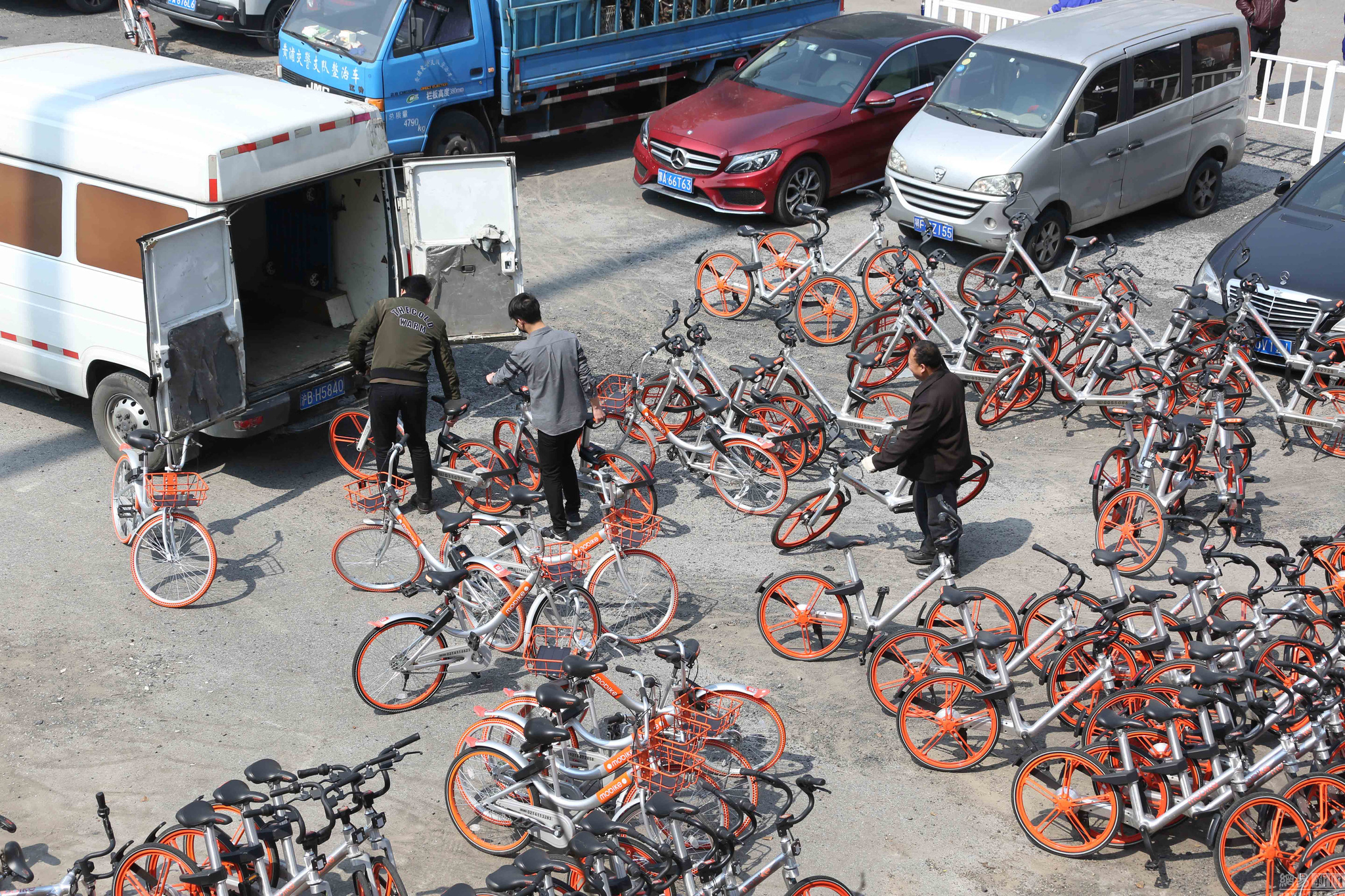 上海近5000輛被扣共享單車(chē)