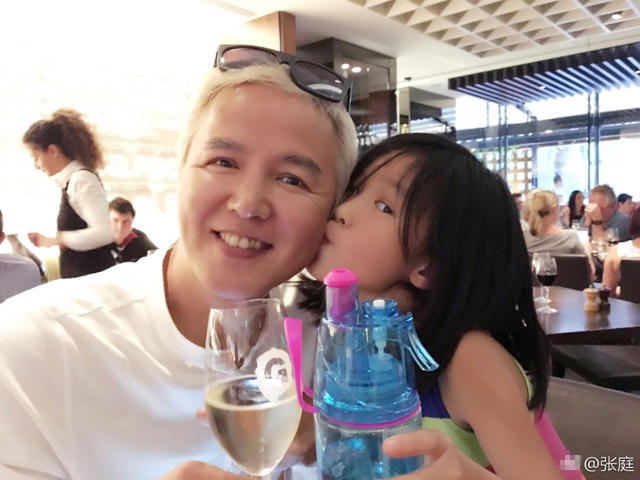 張庭曬幸福合影 三八節深情告白家人(圖)