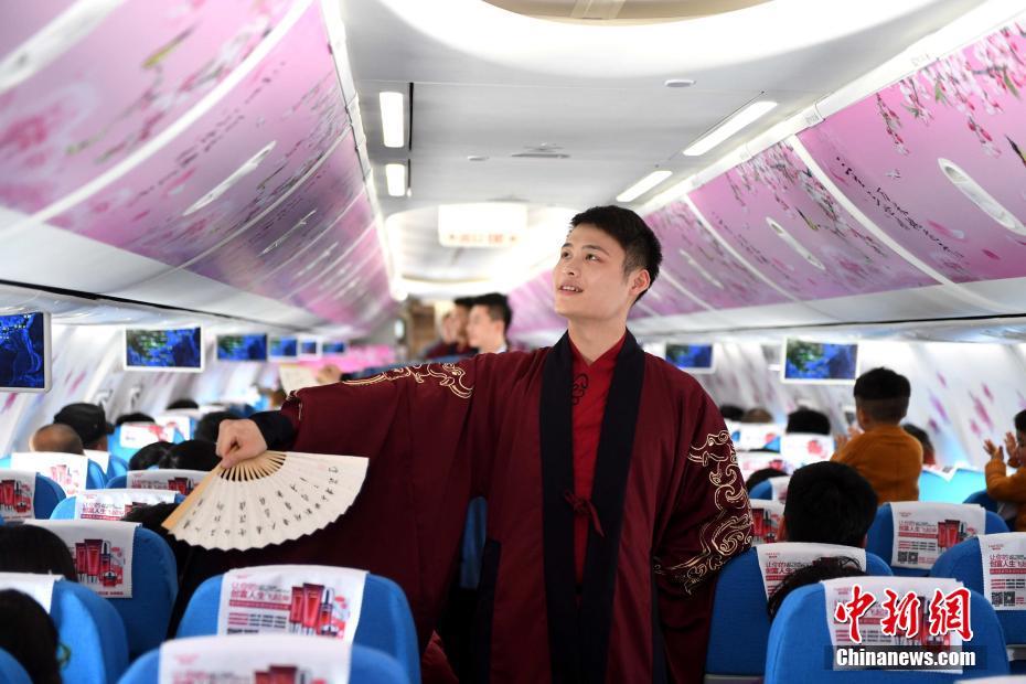 三八節 廈航“暖男”空乘打造“十里桃林”夢幻機艙[組圖]