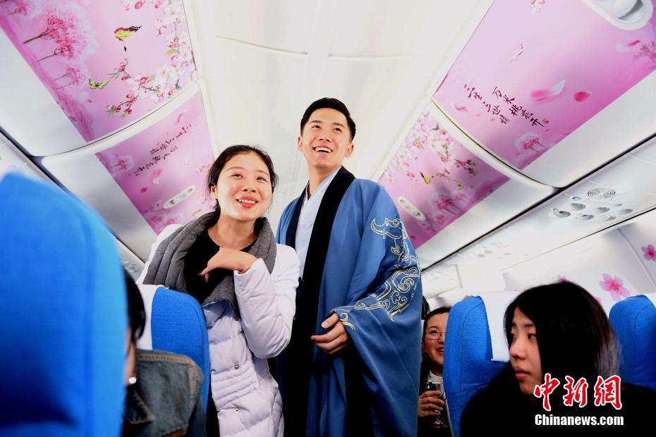 三八節(jié) 廈航“暖男”空乘打造“十里桃林”夢(mèng)幻機(jī)艙[組圖]