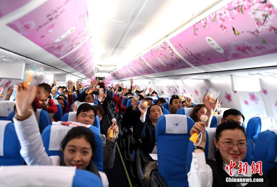 三八節(jié) 廈航“暖男”空乘打造“十里桃林”夢(mèng)幻機(jī)艙[組圖]