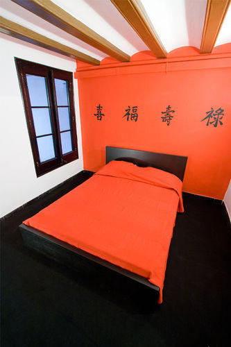 西班牙現詭異中式酒店 網友：對中國文化有啥誤解？