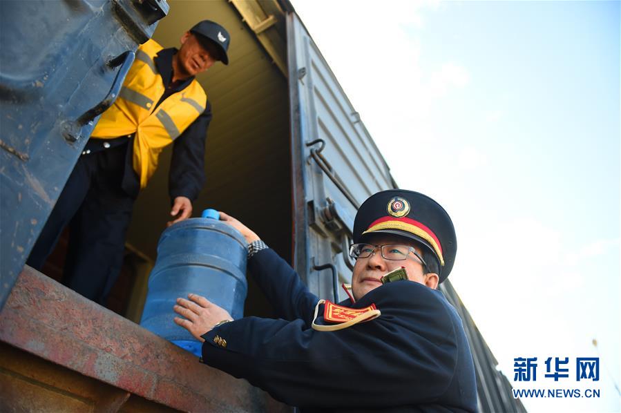 穿行在無人禁區的“生命列車”[組圖]