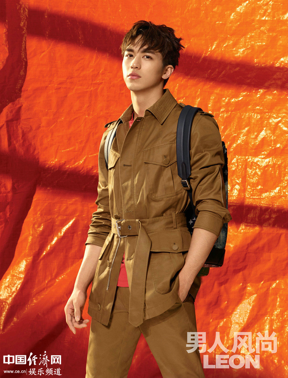 許魏洲最新封面大片曝光 眼神堅(jiān)定盡展多變魅力