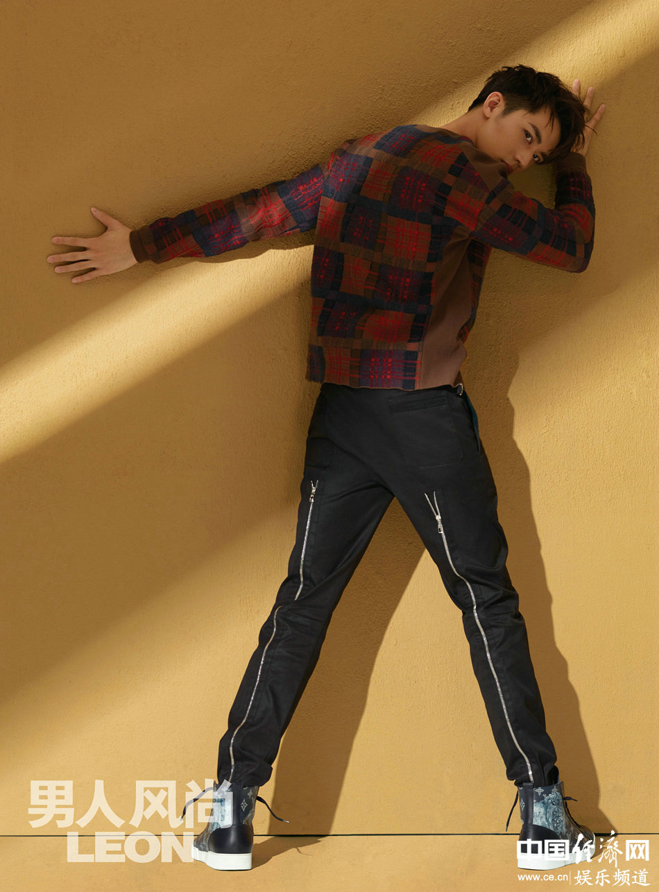 許魏洲最新封面大片曝光 眼神堅(jiān)定盡展多變魅力