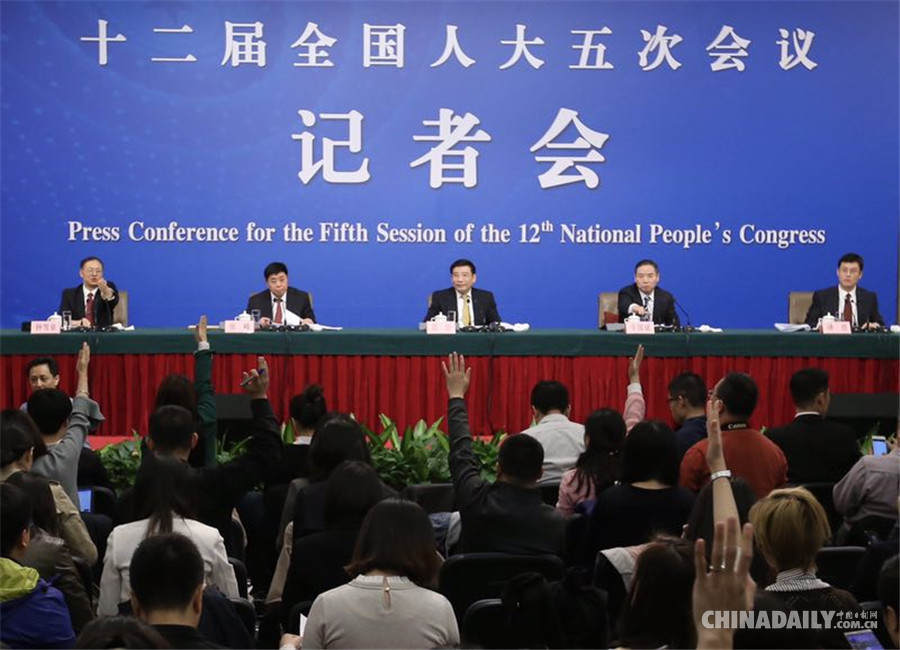 工信部部長(zhǎng)苗圩就“推進(jìn)實(shí)施‘中國(guó)制造2025’”答記者問