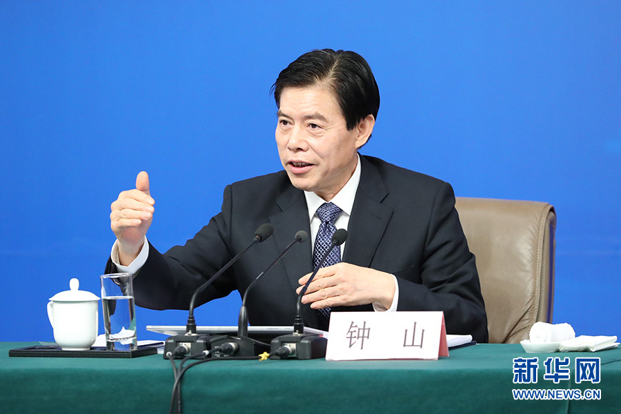 鐘山:少量企業走出去存在盲目、非理性行為 要進行監管