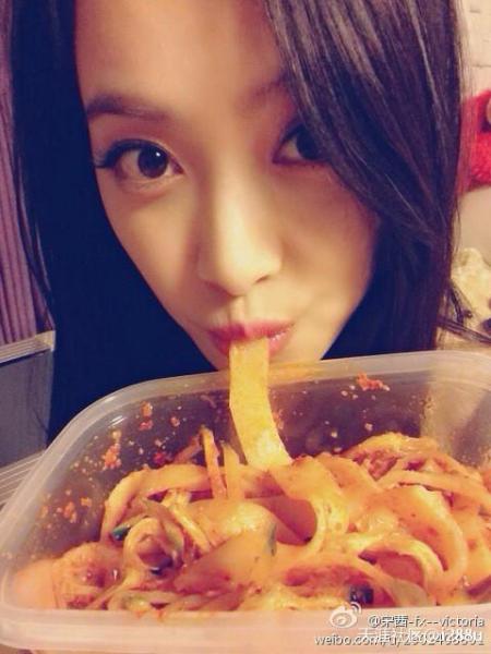 娛樂圈吃貨多：趙麗穎毛曉彤林允張?zhí)鞇圩類鄢?/></p>
</div>

<div width=