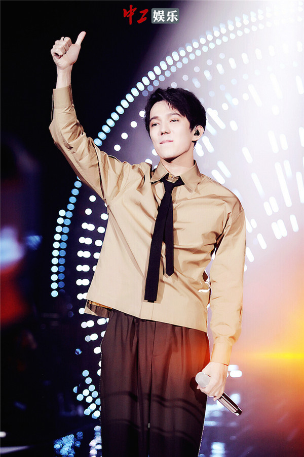 《歌手》迪瑪希表情呆萌 首系領(lǐng)帶玩轉(zhuǎn)小成熟