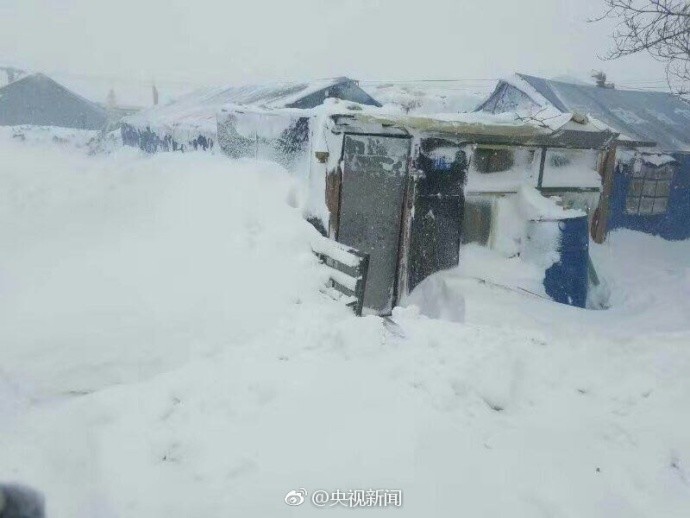 西藏多地出現(xiàn)特大暴雪 積雪半米厚（組圖）