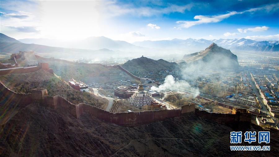 近萬名群眾參加西藏豎經(jīng)幡柱拋撒糌粑祈福活動（組圖）