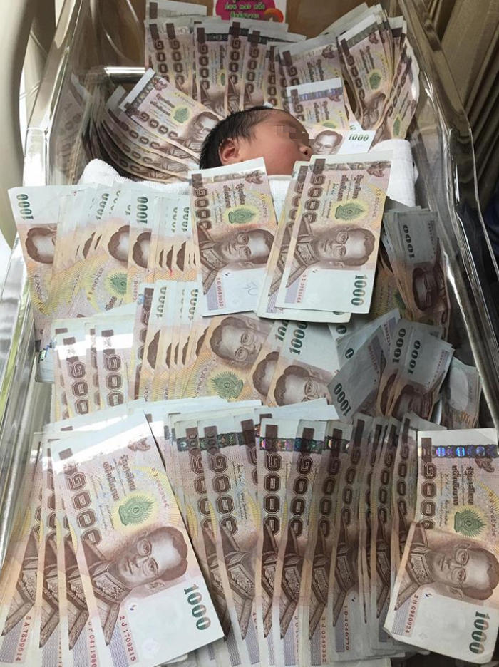 嬰兒蓋40萬現(xiàn)金睡 網(wǎng)友：炫富讓娃睡細(xì)菌堆？【圖】