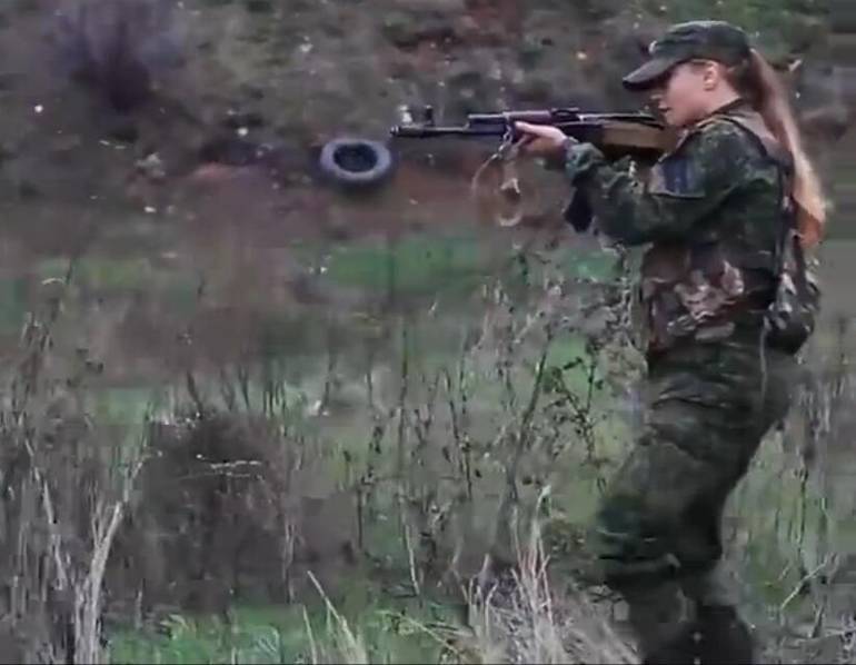 俄媒曝光美女坦克部隊 顏值與戰斗力成正比