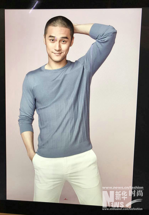 蔣勁夫皮衣流蘇現(xiàn)身機(jī)場 圓寸發(fā)型自嘲“有點(diǎn)冷”