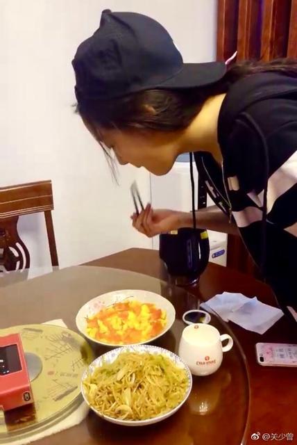 關曉彤示范如何做好閨女 素顏給家人做飯