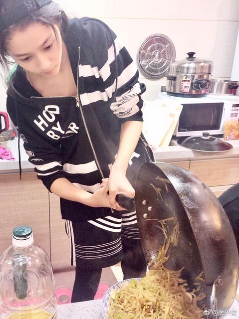 關曉彤示范如何做好閨女 素顏給家人做飯
