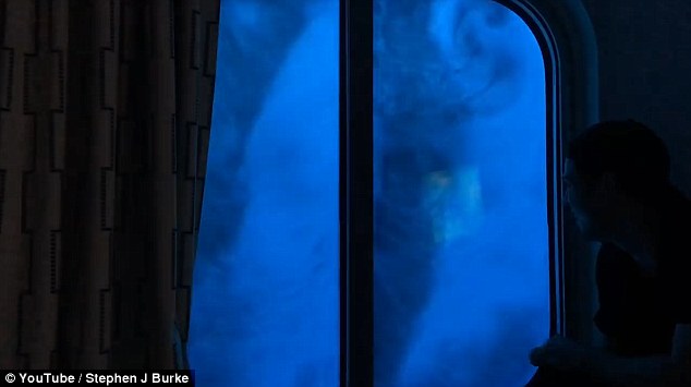 超恐怖！游客眼睜睜看9米巨浪襲擊自己（組圖）