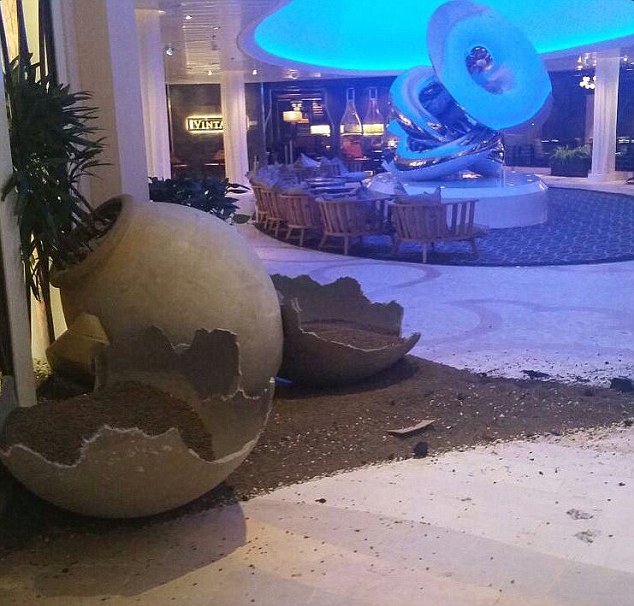 超恐怖！游客眼睜睜看9米巨浪襲擊自己（組圖）