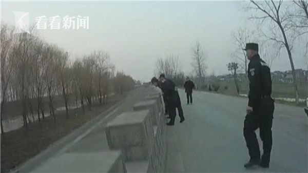 大爺報警稱江邊有