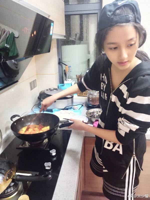 關曉彤為爸爸做菜 卻被網友看出了小心機