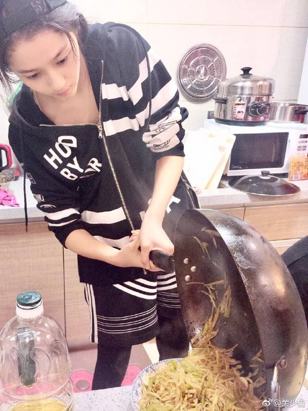 關曉彤為爸爸做菜 卻被網(wǎng)友看出了小心機