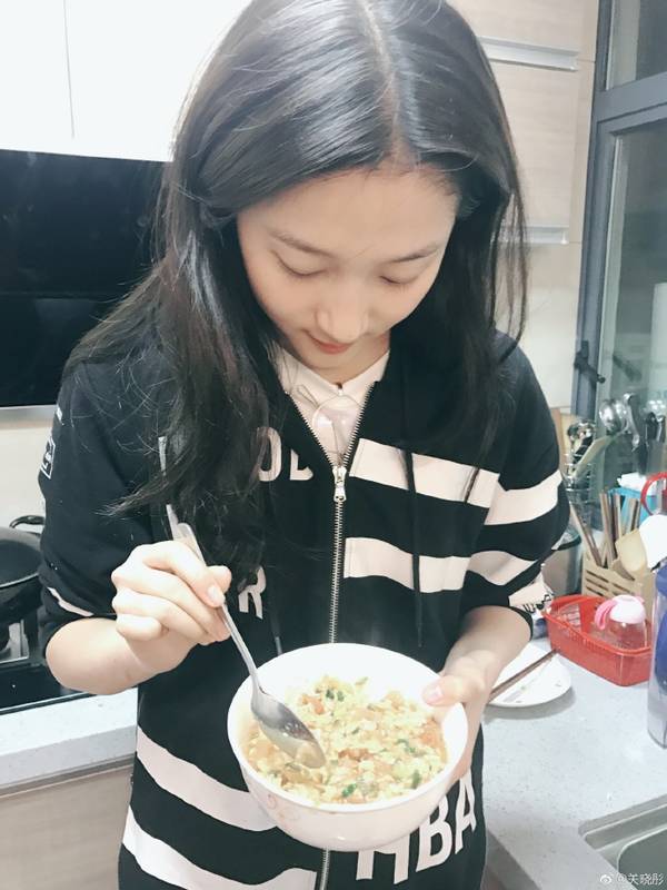 關曉彤為爸爸做菜 卻被網友看出了小心機
