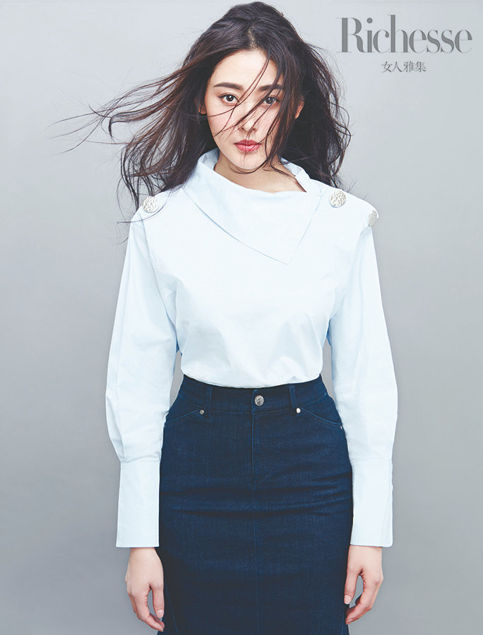 張?zhí)鞇蹖懻嫱孓D光影 側顏有型凸顯獨立女性之美