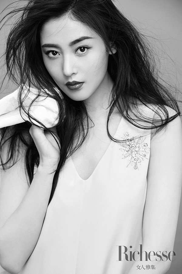 張天愛寫真玩轉光影 側顏有型凸顯獨立女性之美