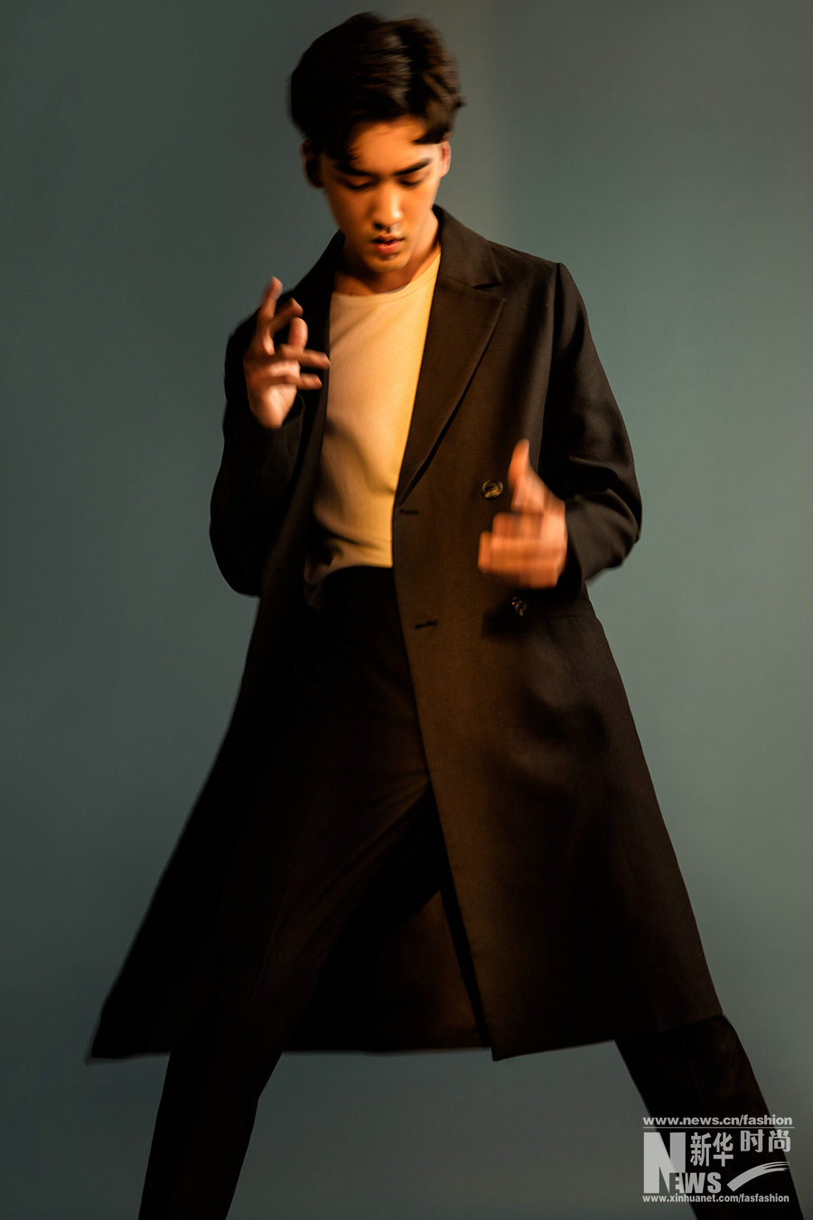 廖彥龍曝春日時(shí)尚大片 百搭隨性活力十足