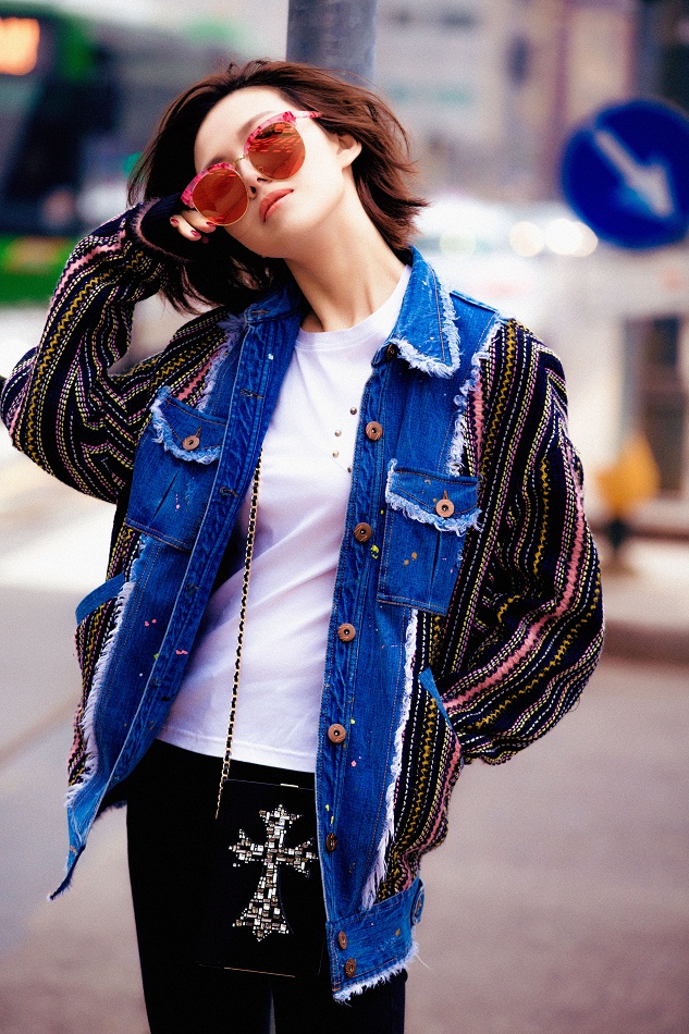 常思思街拍大玩摩登復(fù)古風(fēng) 帥氣點(diǎn)亮春日街頭