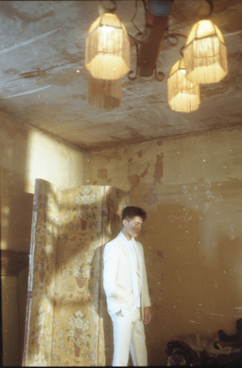 姜潮白色情人節大片曝光 一襲白衣時尚感十足